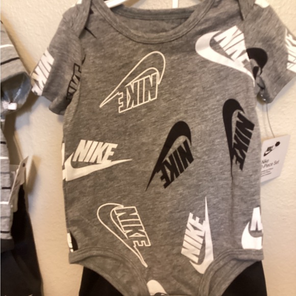 2 Piece sets Lot - Picture 4 of 6